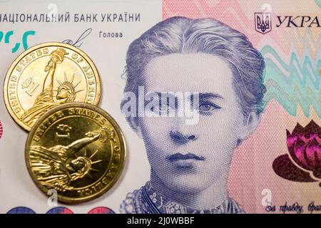 Polonia. 09th Mar 2022. In questa illustrazione della foto, sono visualizzate le monete da un dollaro con la Statua della libertà e la banconota da 200 hryvnias ucraino con l'immagine di Lesya Ukrainka. (Foto di Karol Serewis/SOPA Images/Sipa USA) Credit: Sipa USA/Alamy Live News Foto Stock