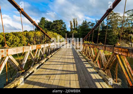 Pittoresco ponte sospeso in legno Foto Stock