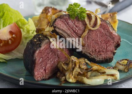 Arrosto di manzo e cipolle Foto Stock