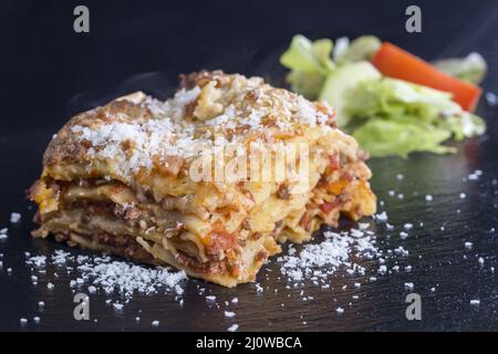 Lasagne fresche su ardesia nera Foto Stock