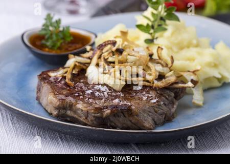 Arrosto di manzo e cipolle Foto Stock