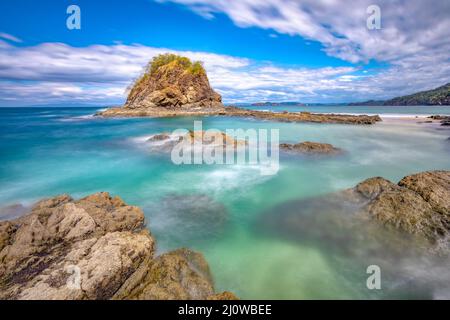 Lunga esposizione, onde oceaniche del pacifico su roccia a Playa Ocotal, El Coco Costa Rica Foto Stock