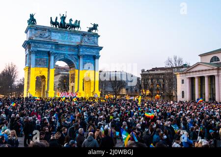 Milano, Italia - 03 19 2022: Protesta contro l'invasione dell'Ucraina all'Arco della Pace Foto Stock