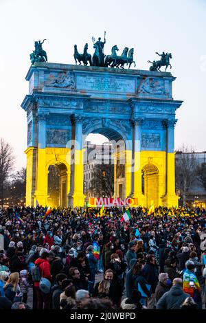 Milano, Italia - 03 19 2022: Protesta contro l'invasione dell'Ucraina all'Arco della Pace Foto Stock