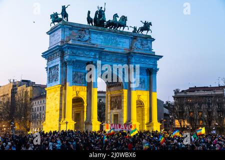 Milano, Italia - 03 19 2022: Protesta contro l'invasione dell'Ucraina all'Arco della Pace Foto Stock