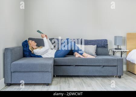 Una giovane ragazza splendida Blonde Woman ama il suo tempo a casa da sola nel suo appartamento Foto Stock