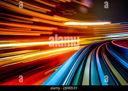 Lunga esposizione dalla nuova linea costiera del traffico sul lungomare di Yurikamome Tokyo Foto Stock