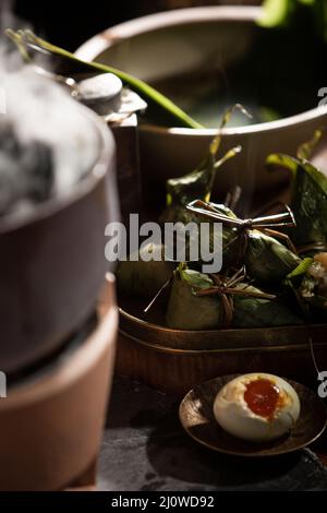 Zongzi cotto e uovo d'anatra salato Foto Stock