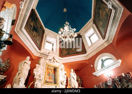 Lampadario sotto la cupola sopra l'altare nella Chiesa di nostra Signora delle rocce Foto Stock