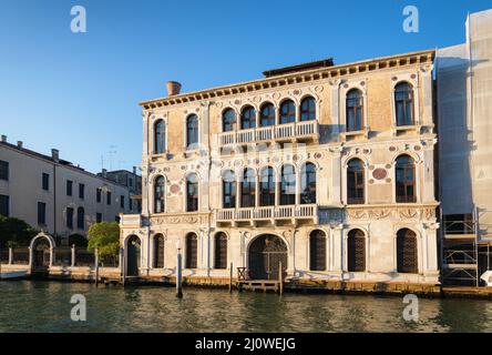 Paesaggio veneziano con palazzi medievali sul Canal Grande (Venezia, Italia) Foto Stock