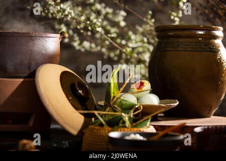 Zongzi cotto e uovo d'anatra salato Foto Stock