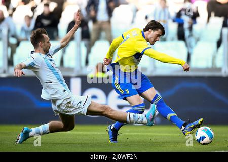 Torino, Italia. 20 marzo 2022. Il Dusan Vlahovic del Juventus FC è affrontato da Norbert Gyomber del Salernitana degli Stati Uniti durante la partita di calcio della serie A tra il Juventus FC e la Salernitana degli Stati Uniti. Credit: Nicolò campo/Alamy Live News Foto Stock