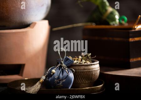 Bustina di profumo cinese, legno di vermello e casseruola carbone stufa Foto Stock