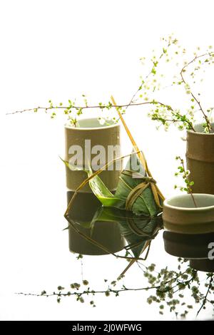 Fotografia creativa, Zongzi (gnocchi di riso) e tazze di bambù Foto Stock