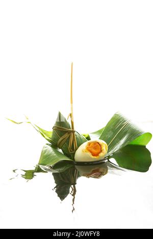 Fotografia creativa, Zongzi (gnocchi di riso) e uovo d'anatra salato Foto Stock
