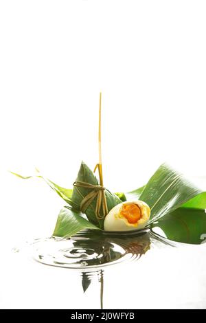 Fotografia creativa, Zongzi (gnocchi di riso) e uovo d'anatra salato Foto Stock