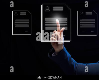 Una mano femminile seleziona il curriculum di un candidato su uno schermo virtuale. Il concetto di trovare i dipendenti, avanzamento di carriera Foto Stock