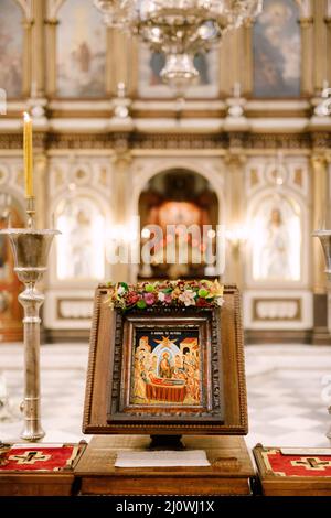 Icona su uno stand si trova sul tavolo di fronte all'altare nella Chiesa di Santa Sava a Tivat Foto Stock
