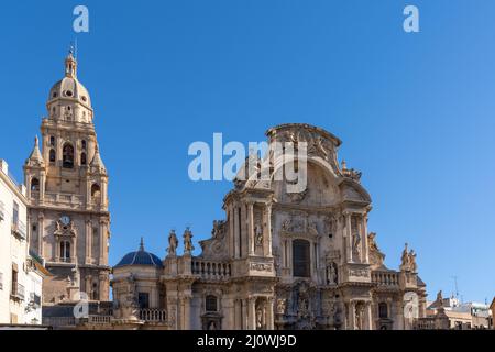 Vista ravvicinata della storica cattedrale di Murcia sotto un cielo blu nuvoloso Foto Stock