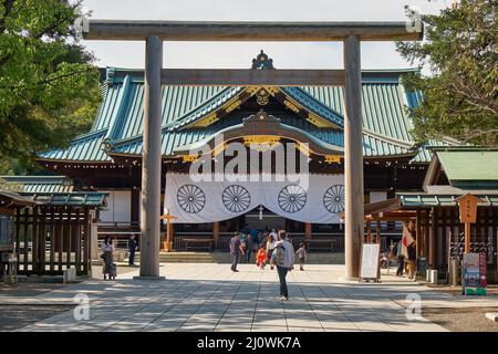 La vista di Haiden (sala principale) attraverso il Chumon Torii al Santuario di Yasukuni. Tokyo. Giappone Foto Stock