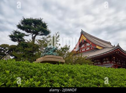 La scultura chiamata Jiun no Izumi al tempio di Sensoji Kannon in Un Foto Stock