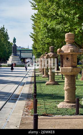 Sando, la strada che si avvicina al Santuario di Yasukuni a Chiyoda. Tokyo. Giappone Foto Stock