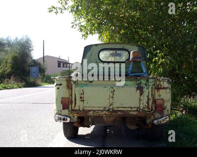 Arrugginito vecchio Mazda K360 3 whhel camion ancora in uso a Corfù Grecia Foto Stock