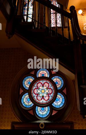 Scala e vetrate a Eldridge Street Sinagoga, Lower East Side, Manhattan, New York Foto Stock