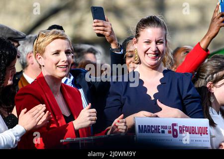 Parigi, Francia. 20th Mar 2022. Clementine Autain, vice francese, e Mathlide Panot, sostengono il candidato di sinistra Jean-Luc Melenchon (la France Insoumise, LFI), nel corso di una grande riunione dopo un marzo per il 6th (VI) Repubblica dalla Bastiglia a Place de la Republique tre settimane prima del primo turno delle elezioni presidenziali francesi, A Parigi, Francia, il 20 marzo 2022. Credit: Victor Joly/Alamy Live News Foto Stock