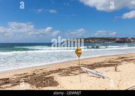 Manly Beach Sydney Australia con spiaggia chiusa segno a seguito di forti piogge, Sydney, Australia Foto Stock