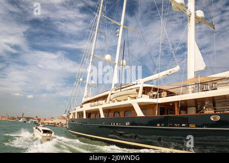 Un'antica nave a vela in legno ormeggiata sull'isola di Giudecca, di fronte a Piazza San Marco a Venezia. In una giornata nuvolosa Foto Stock