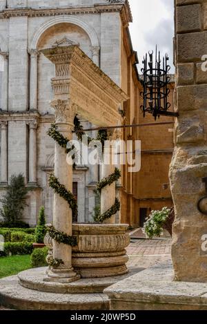 PIENZA, TOSCANA, ITALIA - MAGGIO 18 : Arco fuori dalla cattedrale di Pienza, Toscana in Italia il 18 Maggio 2013 Foto Stock