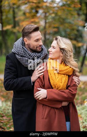 Il povero afroamericano chiede denaro allo Stato. Guy si alza con le mani piegate che implorano negli Stati Uniti Flag background .Life su une Foto Stock