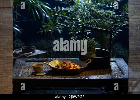 Cucina cinese, Stir-fritto salumi di carne con bambù sparare Foto Stock