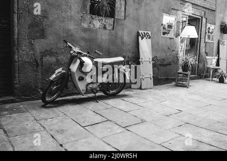 Moto classica Honda Super Cub parcheggiato in strada Foto Stock