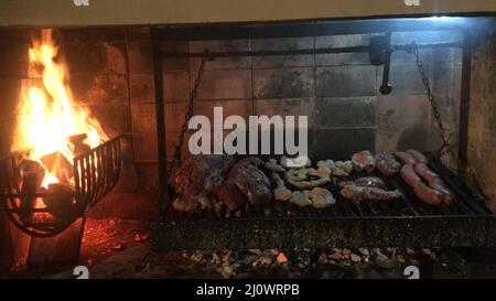 barbecue tradizionale argentino. Fotografia alimentare Foto Stock