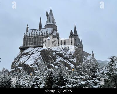 Pechino, Cina. 13th Feb 2022. Foto scattata con un telefono cellulare mostra un'architettura nell'Universal Beijing Resort, a Pechino, capitale della Cina, 13 febbraio 2022. Credit: Tian Chenxu/Xinhua/Alamy Live News Foto Stock