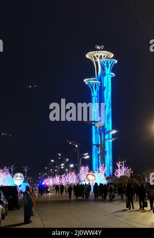 Pechino, Cina. 13th Mar 2022. Foto scattata con un telefono cellulare mostra la Torre Olimpica di Pechino, capitale della Cina, 13 marzo 2022. Credit: Zhang Chao/Xinhua/Alamy Live News Foto Stock