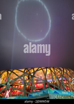 Pechino, Cina. 13th Mar 2022. Foto scattata con un telefono cellulare mostra lo Stadio Nazionale, noto anche come il Nido degli Uccelli, a Pechino, capitale della Cina, 13 marzo 2022. Credit: Zhang Chao/Xinhua/Alamy Live News Foto Stock