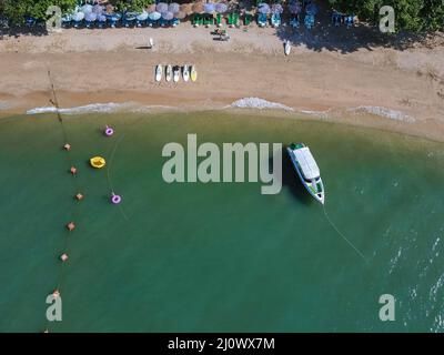 Tramonto sulla spiaggia accogliente Pattaya Thailandia, vista con droni sulla spiaggia durante il tramonto a Pattaya Thailandia Foto Stock