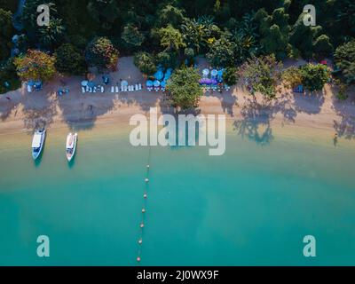 Tramonto sulla spiaggia accogliente Pattaya Thailandia, vista con droni sulla spiaggia durante il tramonto a Pattaya Thailandia Foto Stock