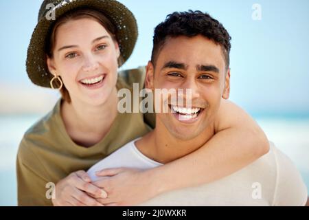 Mi porta quando ho bisogno di sostegno. Scatto di una giovane coppia che si gode una giornata in spiaggia. Foto Stock