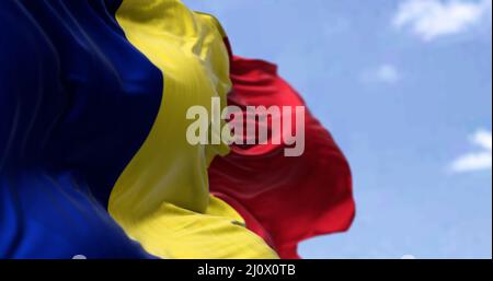 Dettaglio della bandiera nazionale della Romania che sventola nel vento in una giornata limpida Foto Stock