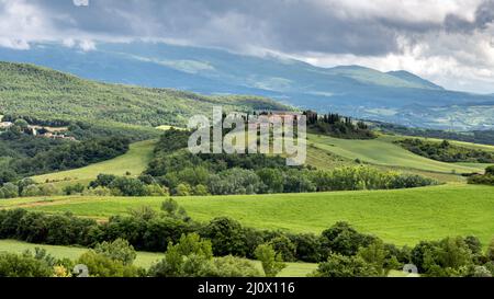 PIENZA, TOSCANA, ITALIA - MAGGIO 20 : paesaggio verdeggiante e antica casa colonica in Toscana il 20 Maggio 2013 Foto Stock