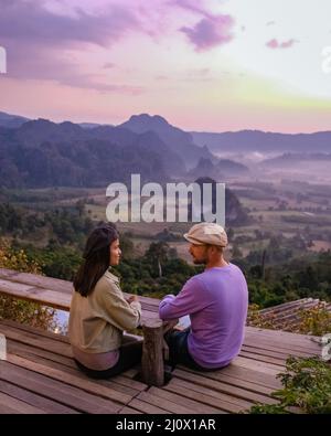 Phu Langka durante l'alba Thailandia del Nord in montagna, mattina vista paesaggio del parco della foresta di montagna Phu Langka in Phaya Foto Stock