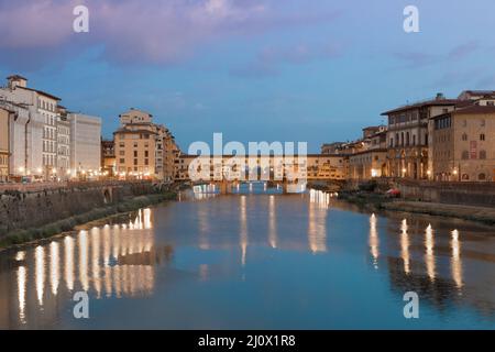 Luce del tramonto su Ponte Vecchio - Ponte Vecchio - a Firenze, Italia. Foto Stock