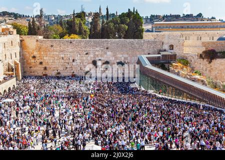 Enorme folla di ebrei in preghiera Foto Stock