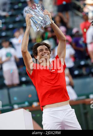 Indian Wells, California, USA. 20 marzo 2022 Taylor Fritz detiene il trofeo del vincitore dopo aver sconfitto Rafael Nadal in Spagna durante la partita finale del BNP Paribas Open 2022 all'Indian Wells Tennis Garden di Indian Wells, California. Credit: CAL Sport Media/Alamy Live News Foto Stock