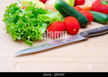 Verdure: lattuga, cipolle, pomodori, cetrioli e cetriolini, cipolle, carote, rosso peperoni. Foto Stock