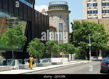 TORONTO, Canada -06 17 2016: una donna a piedi lungo il Devonshire Pl di fronte al centro Goldring per elevate prestazioni di sport nella storica Foto Stock